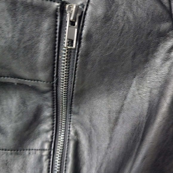 GUESS Size XS Faux-Leather Collarless Moto Black Zipper Jacket Waist Length - Picture 7 of 16